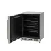 Freezer Undercounter Crissair aberto em perspectiva, com a porta escura e as prateleiras aramadas