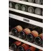 Detalhe interno da Adega Duo 171Di Crissair: garrafas de vinho tinto deitadas e display digital com as duas temperaturas