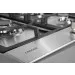 Detalhe rasante da mesa em inox com a marca Crissair e as grades do Cooktop Fuoco 90