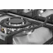 Detalhe aproximado do queimador aceso com espalhador do Cooktop Fuoco 90 Crissair
