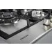 Detalhe rasante da borda em inox com a marca Crissair do Cooktop Fuoco 75