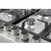 Detalhe em ângulo dos cinco botões em inox e dos queimadores do Cooktop Fuoco 75 Crissair