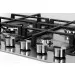 Detalhe aproximado das grades de ferro e dos cinco botões em inox do Cooktop Semi-Filo 75 Crissair