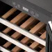 Detalhe aproximado das prateleiras de madeira maciça e do painel touch da Adega Duo Maxi Crissair