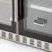 Detalhe do rodapé ventilado e da placa Crissair Signature da Adega Duo Maxi
