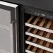 Detalhe das prateleiras de madeira e do painel de temperatura do lado adega da Duo Maxi Crissair