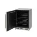 Freezer Undercounter Crissair aberto em ângulo, com o interior preto e as prateleiras à mostra