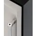Detalhe do puxador tubular em inox e da dobradiça do Freezer Undercounter Crissair