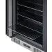 Interior do Freezer Undercounter Crissair com uma prateleira aramada puxada para fora