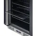 Prateleiras aramadas do Freezer Undercounter Crissair vistas em ângulo com a porta aberta
