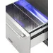Interior iluminado em azul de uma gaveta da Gaveta Refrigerada Crissair, com os divisores aramados
