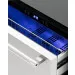 Detalhe aproximado do painel digital marcando 27 °C e da iluminação azul da Gaveta Refrigerada Crissair