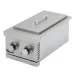 Side Burner Texas 32 Crissair em perspectiva com a tampa em inox apoiada sobre a grelha